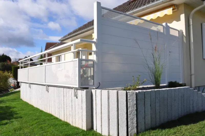 Garde-corps alu pour terrasse surélevée assorti au brise-vue, installation sécurisée réalisée à Erstein