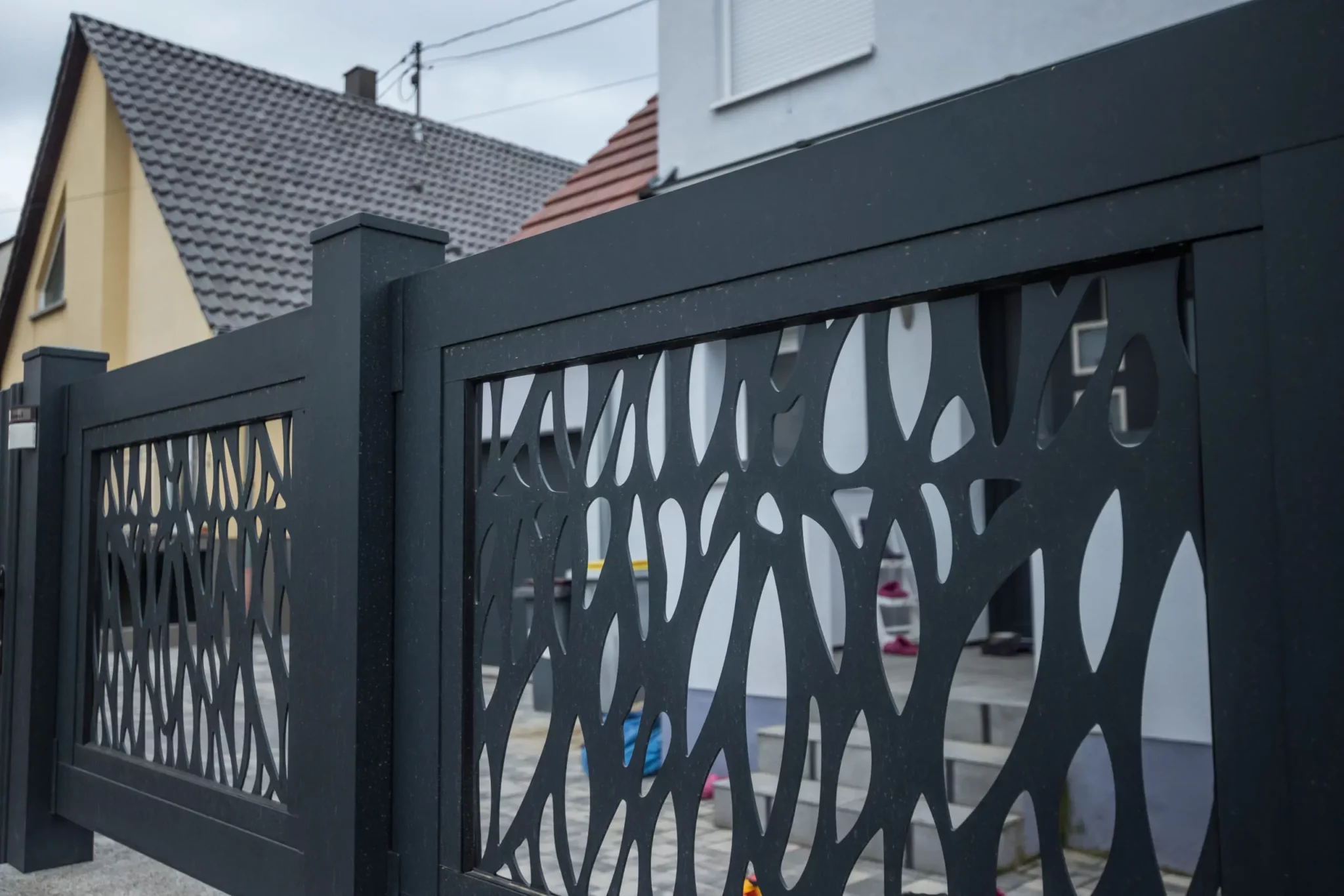 Gros plan finition découpe laser motif dentelle clôture aluminium Hipsheim