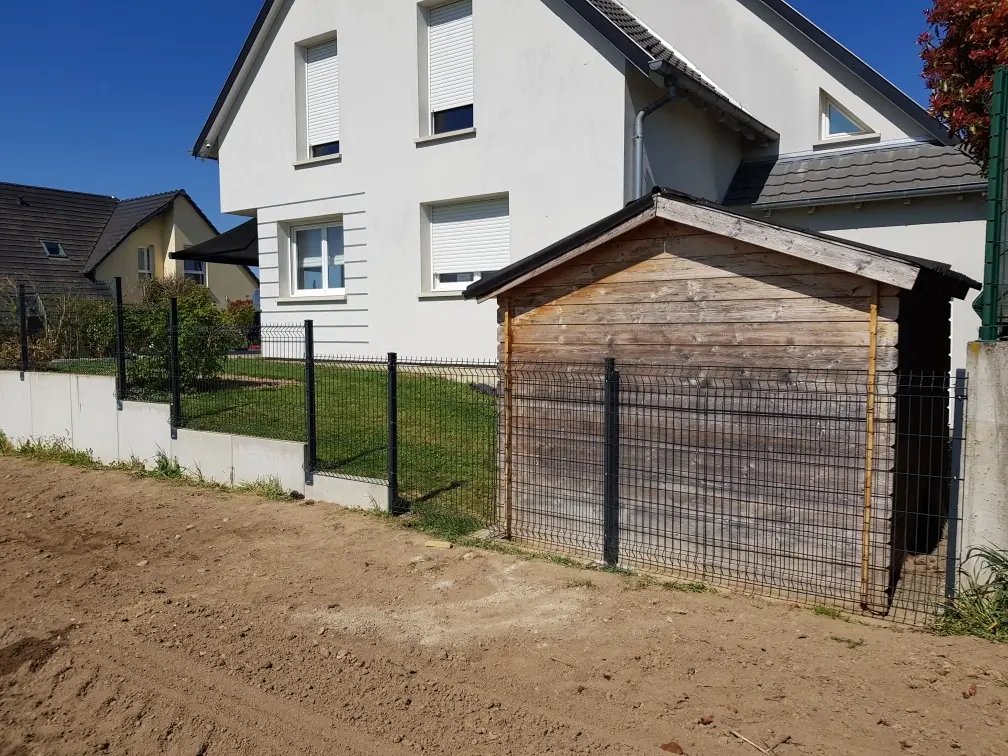 Installation professionnelle grillage rigide terrain en pente Uttenheim