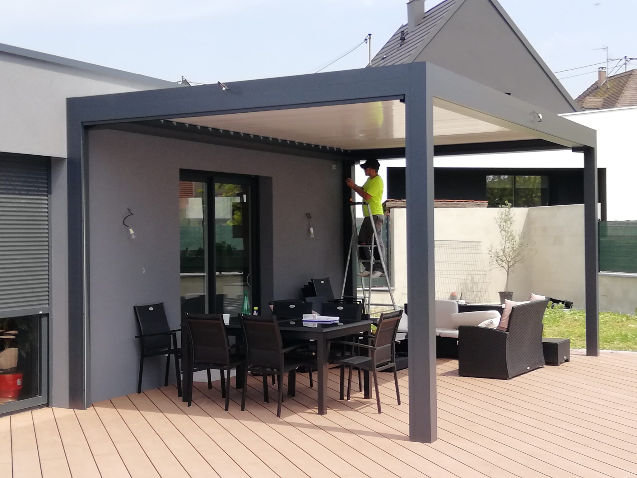Pose professionnelle pergola aluminium grand format