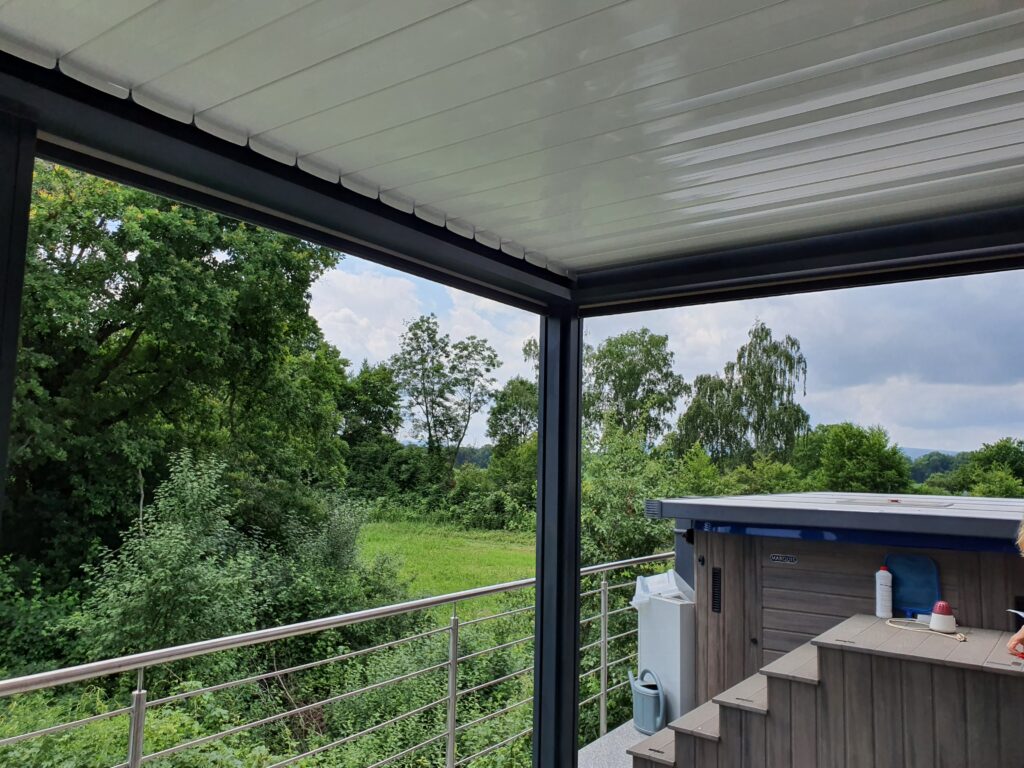 Installation pergola aluminium sur terrasse jardin Obernai