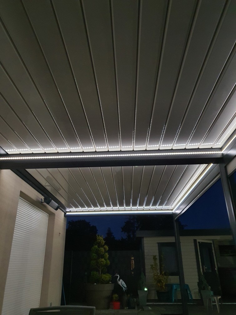 Pergola bioclimatique avec éclairage LED intégré pour soirée