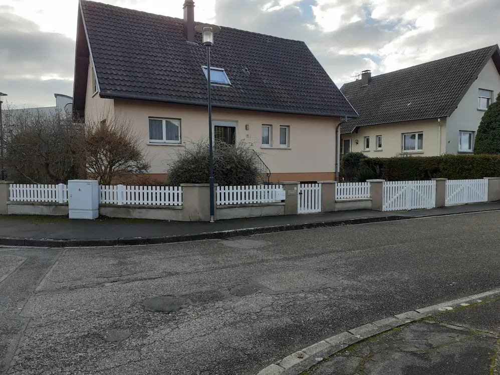 Installation portail et portillon aluminium blanc lames verticales Plobsheim