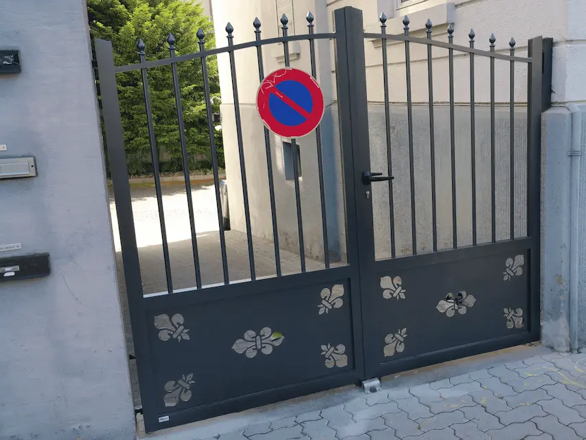 Portail aluminium style fer forgé traditionnel avec pointes et décor fleur de lys à Ebersheim.