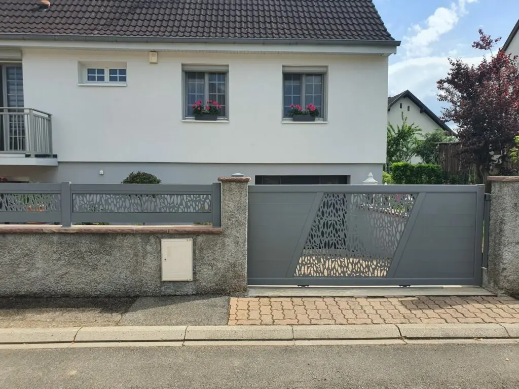 Ensemble portail coulissant gris anthracite avec motifs en découpe laser et clôture aluminium assortie à Fegersheim.
