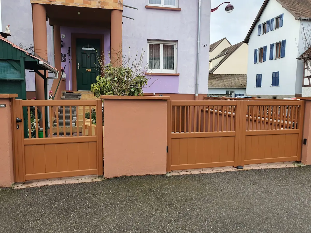 Portillon aluminium aspect bois lames fines assorti Limersheim