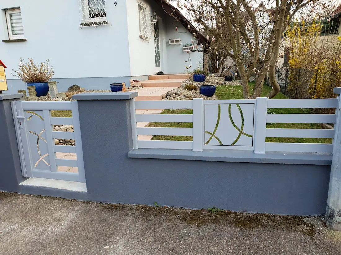 Ensemble clôture et portillon alu blanc tôle perforée laser Schaeffersheim