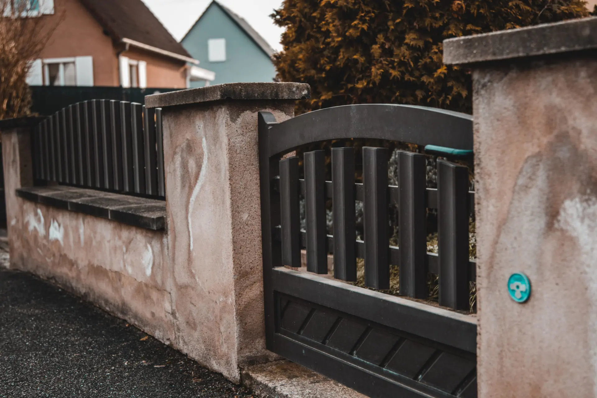 Portillon aluminium cintré chapeau de gendarme entrée piétonne Rhinau