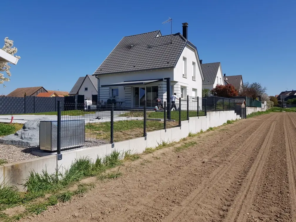 Installation technique clôture grillage rigide pose en redan (escalier) terrain en pente Erstein
