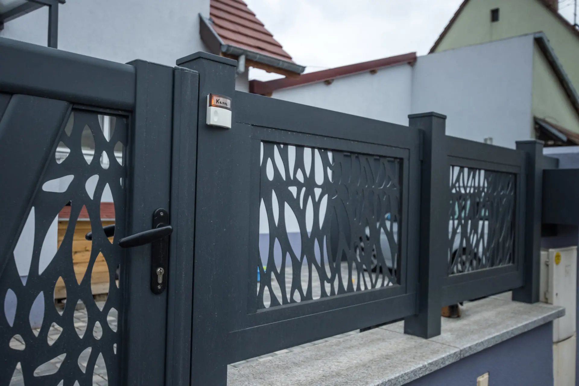 Vue globale d'une propriété à Matzenheim avec clôture design aluminium motifs dentelle laser