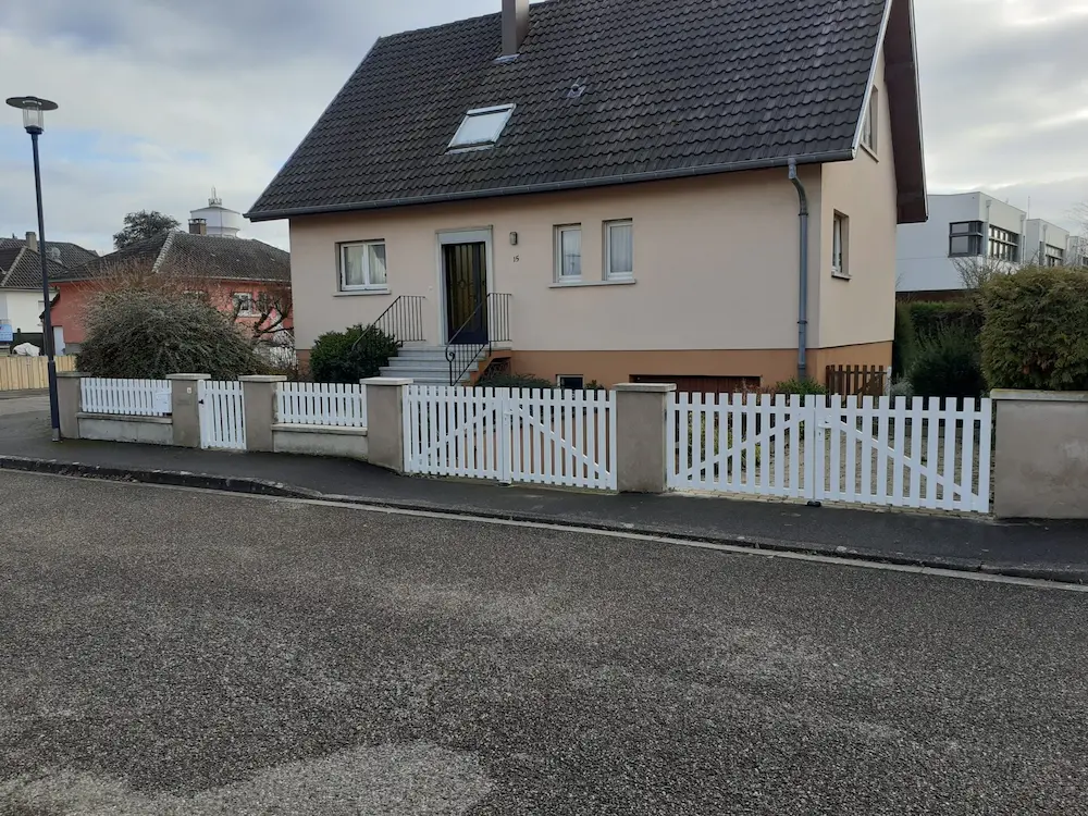 Vue intérieure portail et clôture aluminium blanc lames verticales sur muret Illkirch