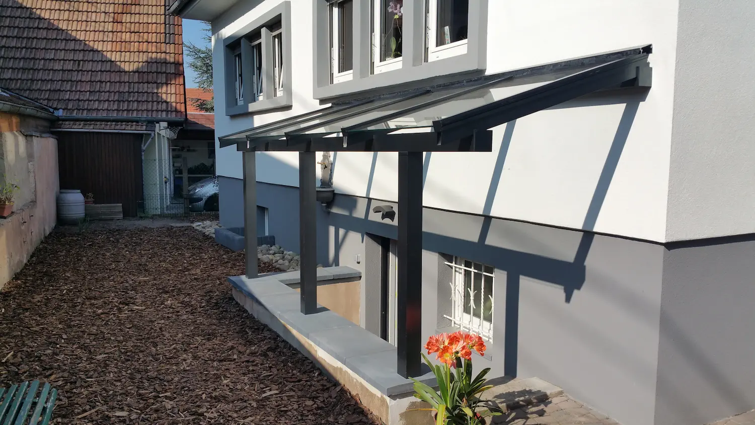 Pose d'un auvent en aluminium moderne au-dessus d'une porte d'entrée à Erstein.