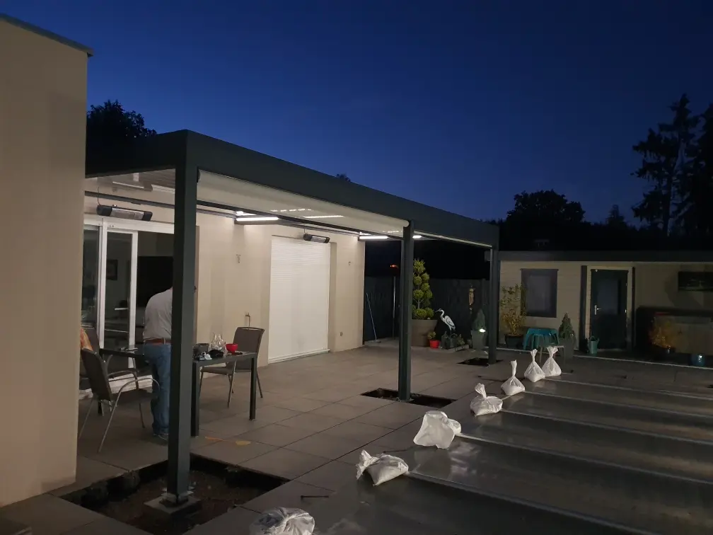 Pergola aluminium avec éclairage LED intégré pour soirées d'été à Strasbourg.