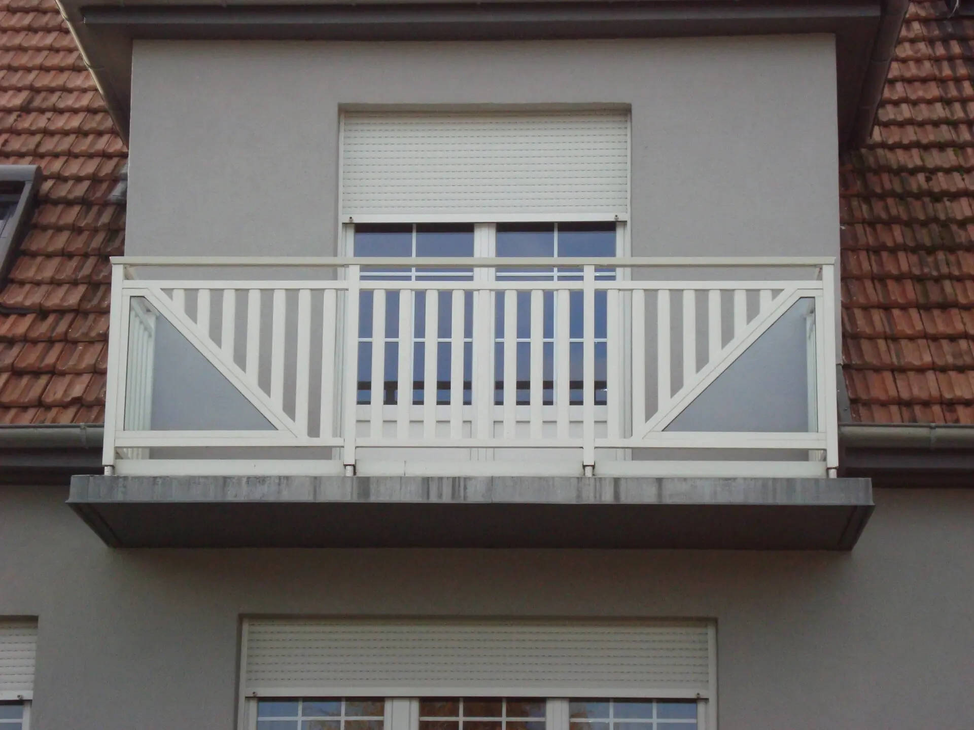 Garde-corps de balcon à Lingolsheim avec remplissage mixte : lames verticales et vitrage en diagonale pour un design architectural unique par Activ'Est