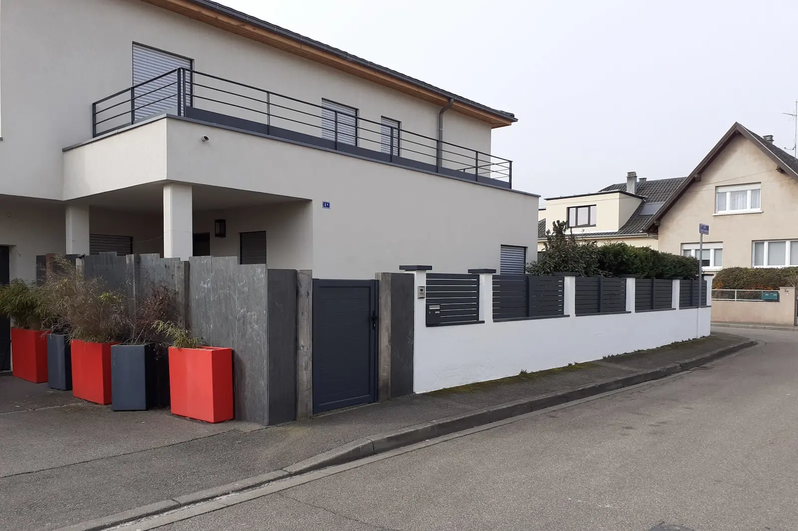 Garde-corps de balcon à lames horizontales avec portillon intégré, servant de brise-vue pour préserver l'intimité d'une terrasse à Molsheim par Activ'Est