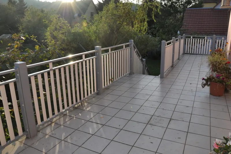 Garde-corps bicolore blanc et gris avec remplissage à lames verticales et poteaux installés entre-deux, offrant un design moderne et contrasté à Rosheim.