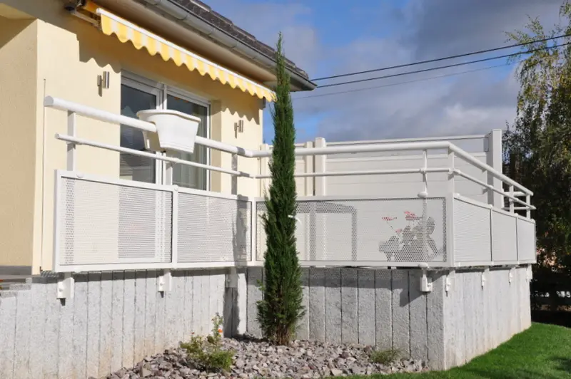 Garde-corps de terrasse blanc en aluminium avec lisses horizontales et remplissage opaque, garantissant une sécurité maximale et une protection contre le vis-à-vis à Ebersheim.