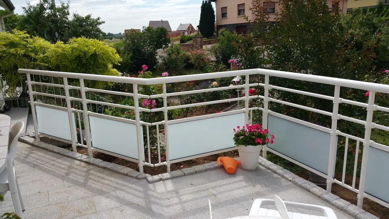 Garde-corps de terrasse en aluminium blanc combinant des lisses horizontales et un remplissage en verre dépoli pour plus d'intimité, installé à Ebersheim par Activ'EST.
