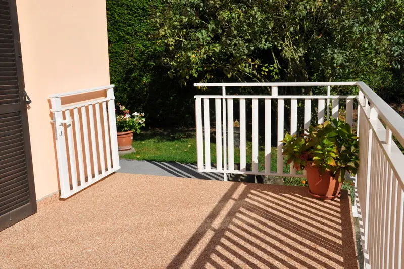 Garde-corps de terrasse blanc avec barreaudage à lisses verticales et main courante surélevée, offrant une protection élégante et robuste à Matzenheim par Activ'EST.