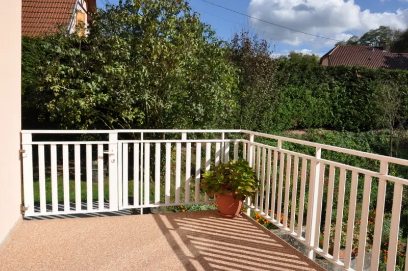 Garde-corps en aluminium blanc avec portillon intégré et main courante surélevée, assurant une sécurité totale et un accès contrôlé à Geispolsheim par Activ'Est