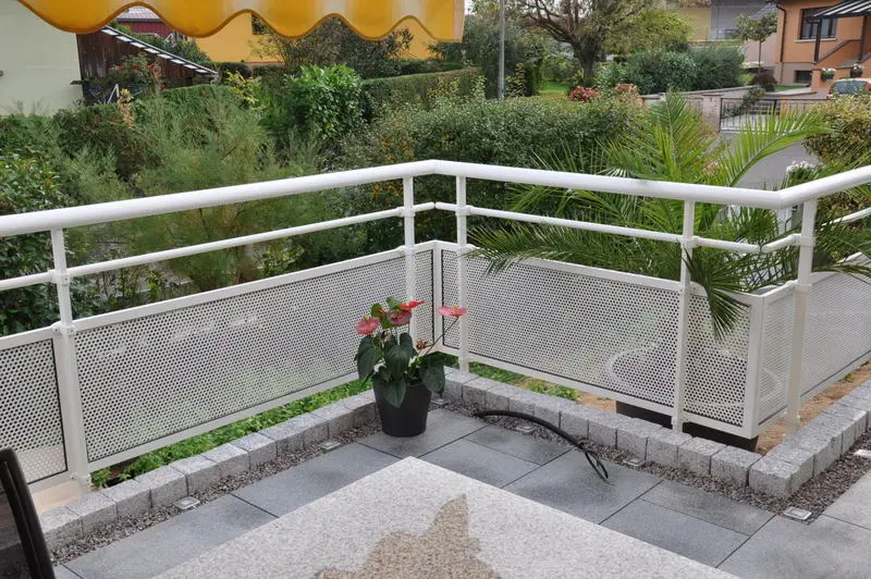 Garde-corps de terrasse blanc en aluminium avec un soubassement en tôle micro-perforée, offrant une sécurité élégante et une protection contre le vis-à-vis à Eckbolsheim.