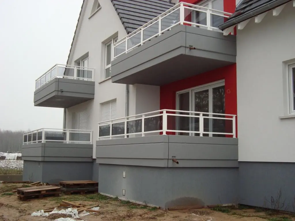 Rénovation de balcons en copropriété à Illkirch avec des garde-corps en aluminium blanc et vitrage en verre fumé noir, alliant modernité et respect de l'intimité des résidents.