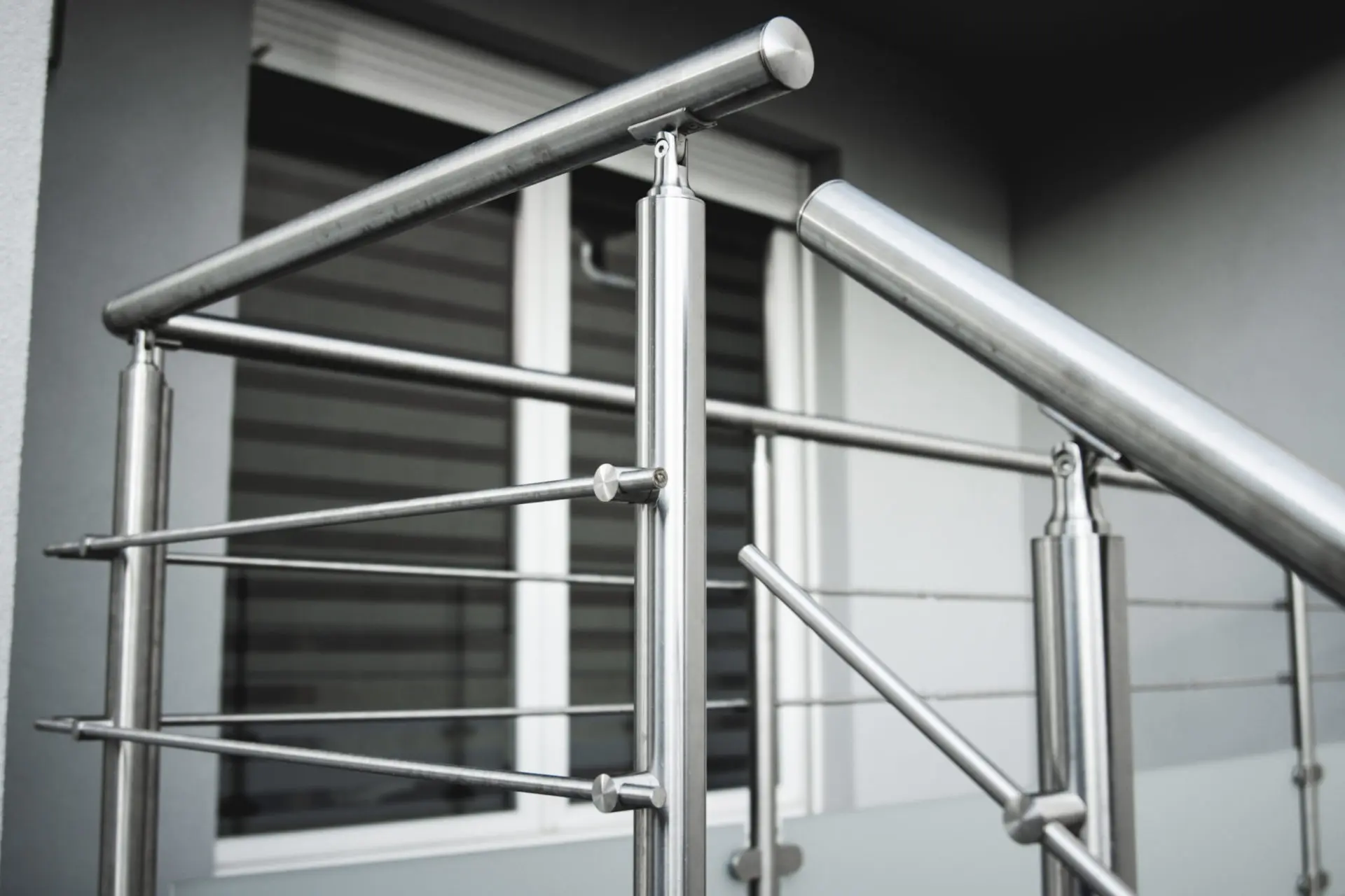 Garde-corps d'escalier en aluminium brut avec remplissage à lames fines, offrant un design épuré et une sécurité optimale pour une maison à Erstein par Activ'EST.