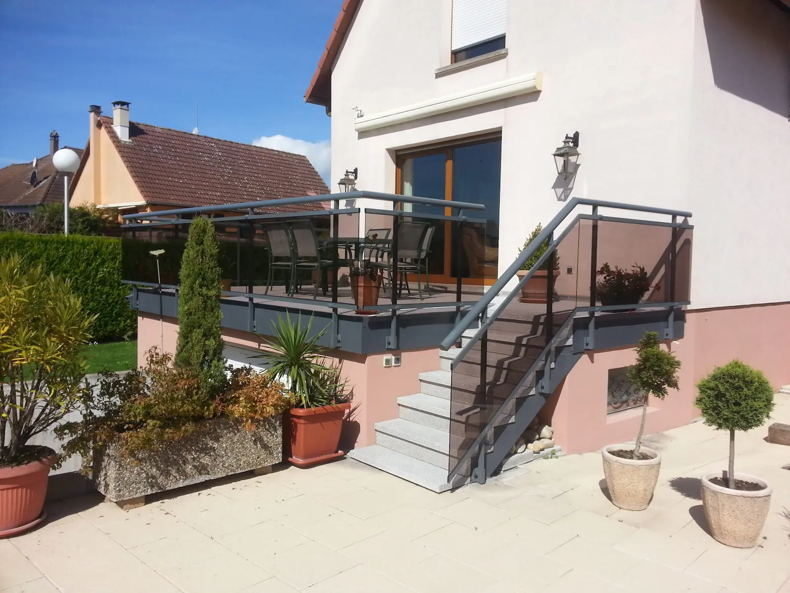 Garde-corps extérieur en aluminium avec remplissage en verre fumé, sécurisant avec élégance l'escalier et la terrasse d'une maison à Osthouse, installé par Activ'EST.