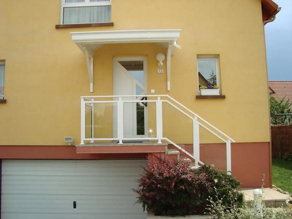 Garde-corps d'escalier en verre transparent avec auvent assorti, créant une entrée moderne, lumineuse et abritée à Holtzheim par Activ'EST