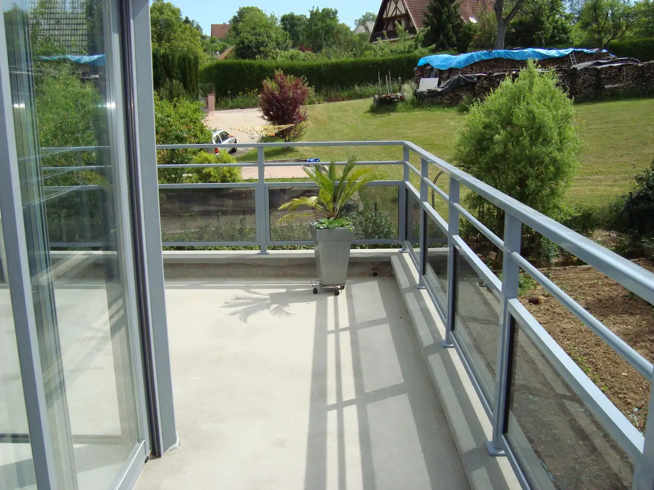 Garde-corps de terrasse en aluminium gris clair avec un soubassement en verre, alliant luminosité, sécurité et design contemporain à Blaesheim.