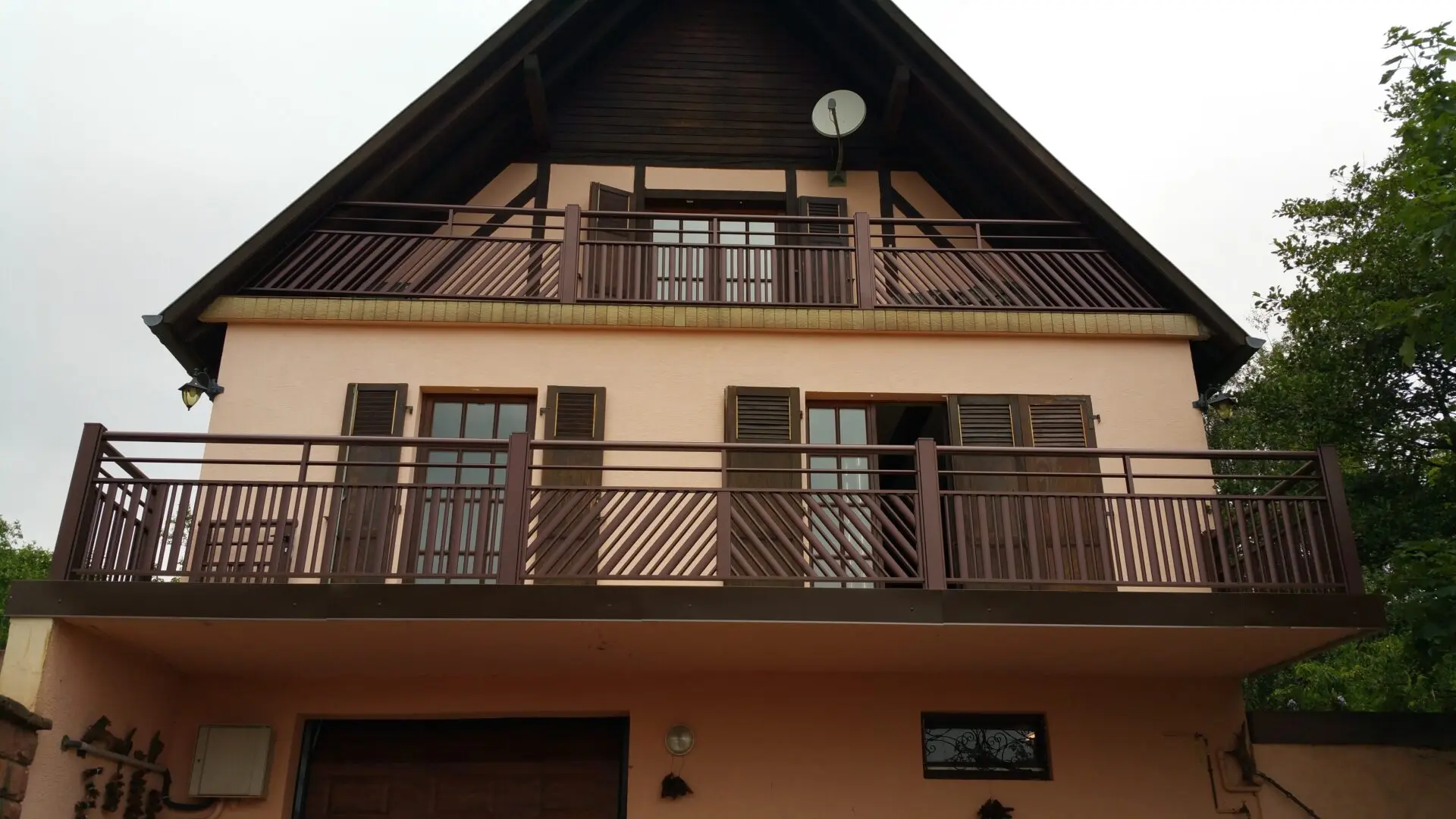 Aménagement extérieur harmonieux à Entzheim comprenant une pergola et un garde-corps en aluminium gris anthracite assortis, avec remplissage vitré pour une finition moderne signée Activ'EST.