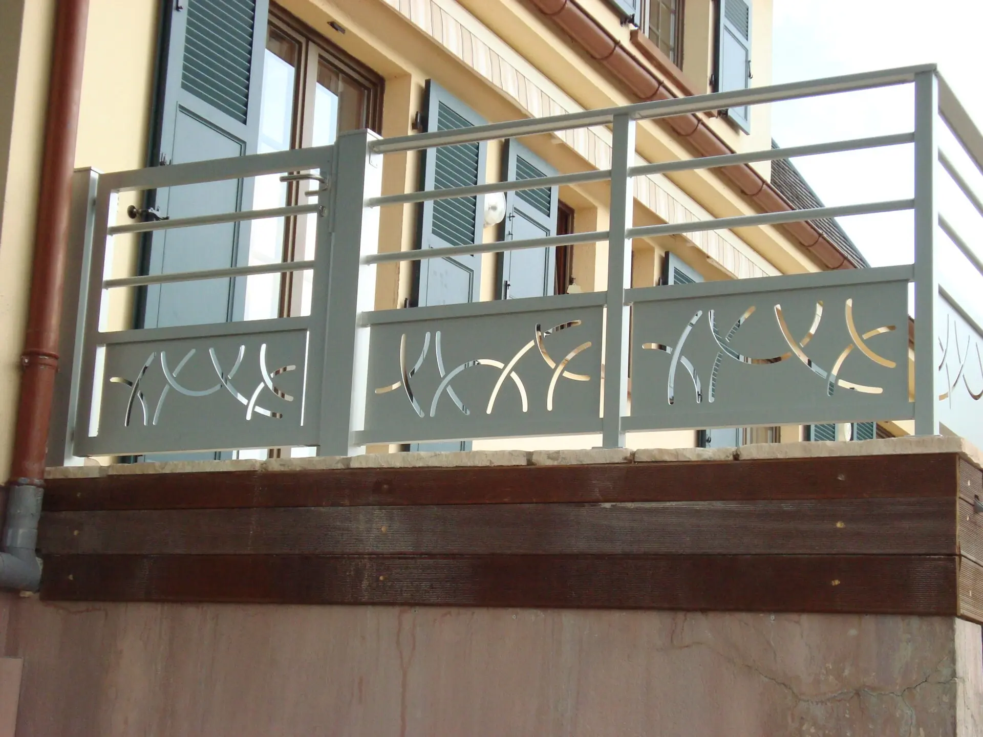 Garde-corps en aluminium avec soubassement personnalisé par découpe laser, offrant un design artistique et une sécurité sur mesure pour une terrasse à Lipsheim par Activ'Est