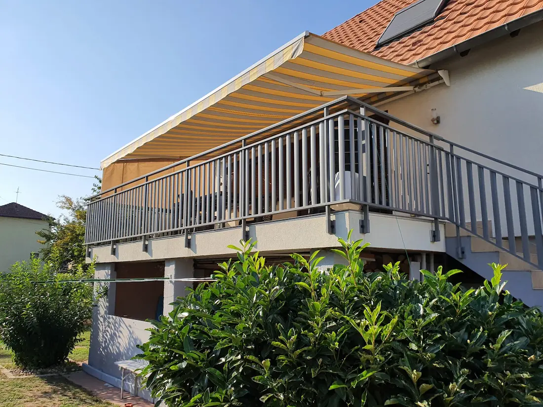 Garde-corps de terrasse en aluminium gris clair avec un remplissage à lames verticales, apportant une touche de modernité et de clarté à une habitation à Illkirch