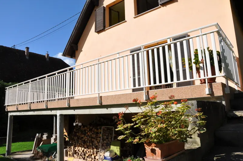 Garde-corps de terrasse en aluminium avec remplissage à lisses verticales, offrant une protection élégante et une vue dégagée à Bolsenheim par Activ'Est