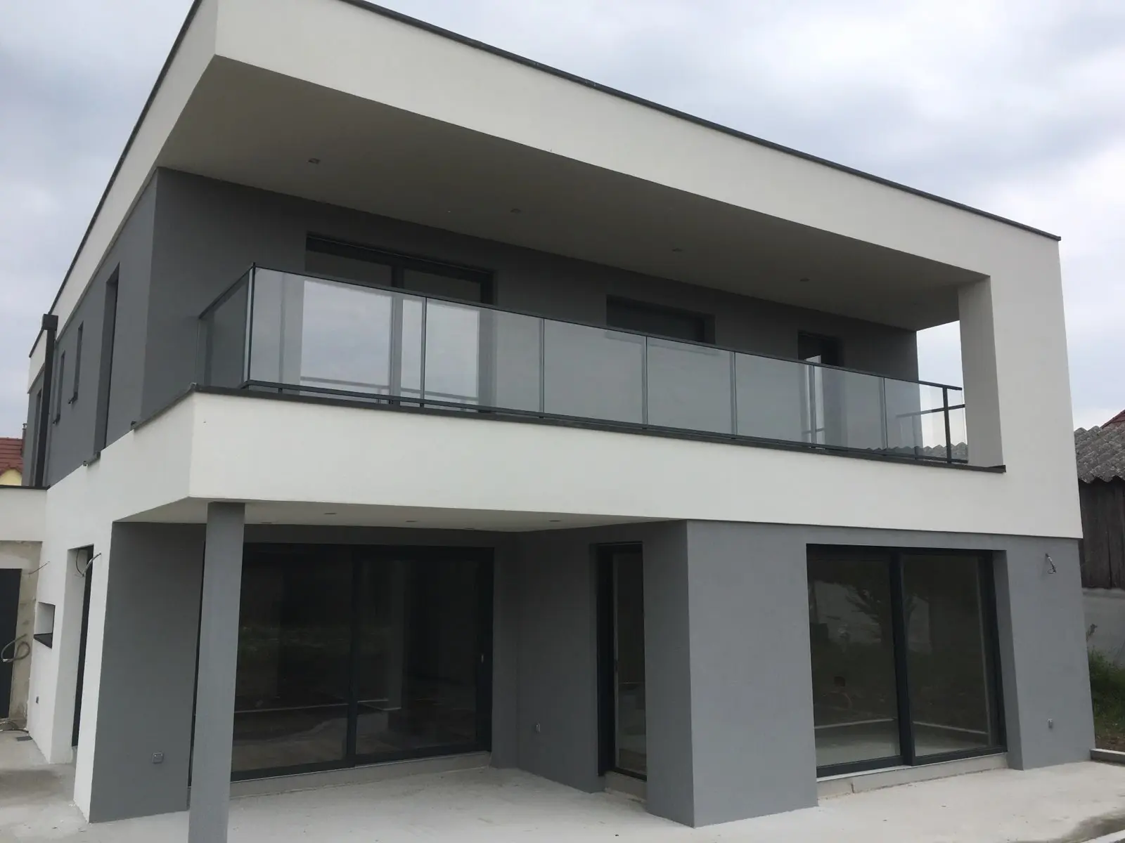 Garde-corps en verre monté sur une maison moderne à Obernai, privilégiant la transparence totale pour sublimer la vue et l'architecture contemporaine.