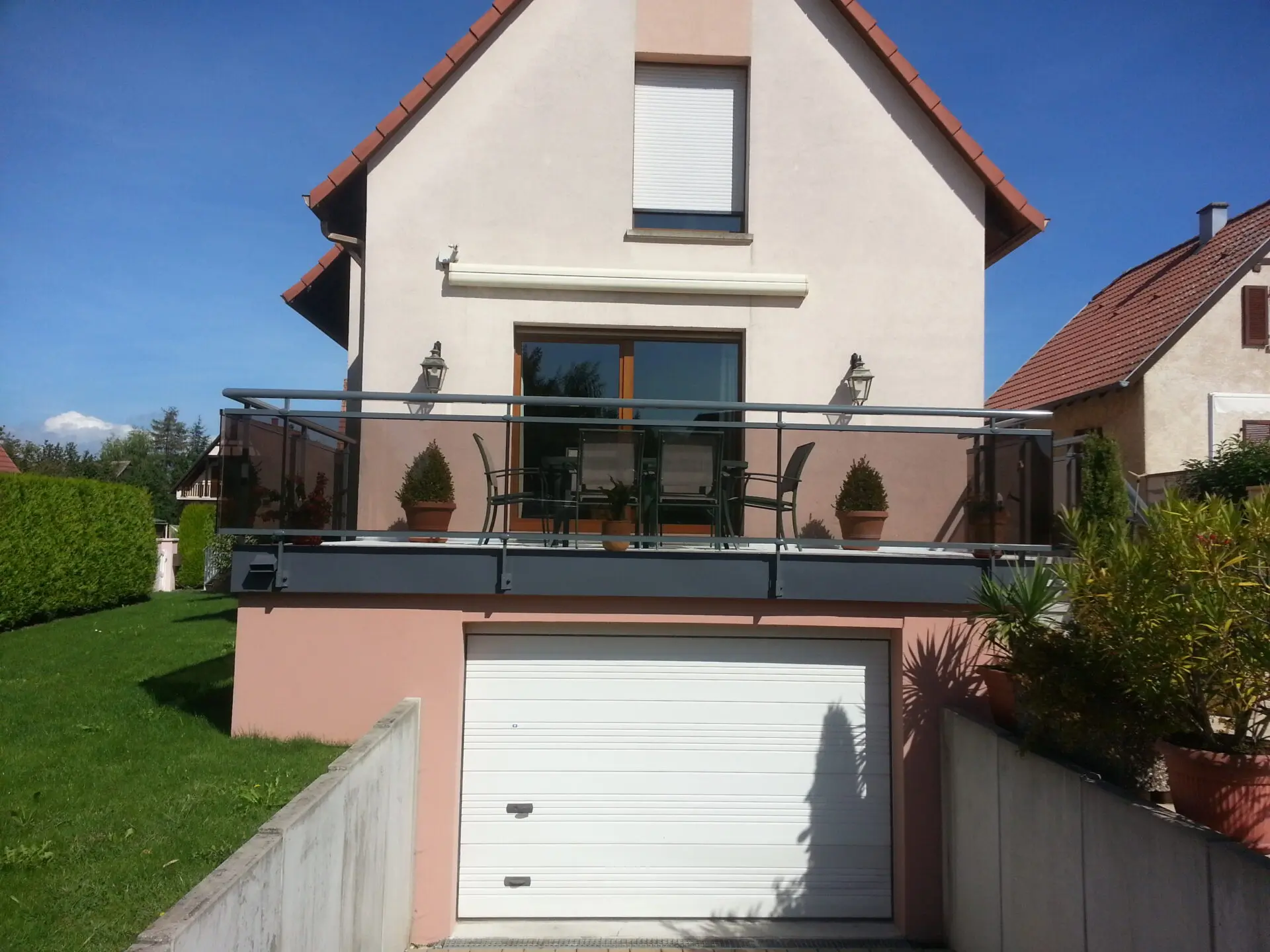 Vue de face d'un garde-corps en aluminium avec vitrage fumé sécurisant un escalier et une terrasse, offrant un design moderne et une protection contre le vis-à-vis à Gerstheim