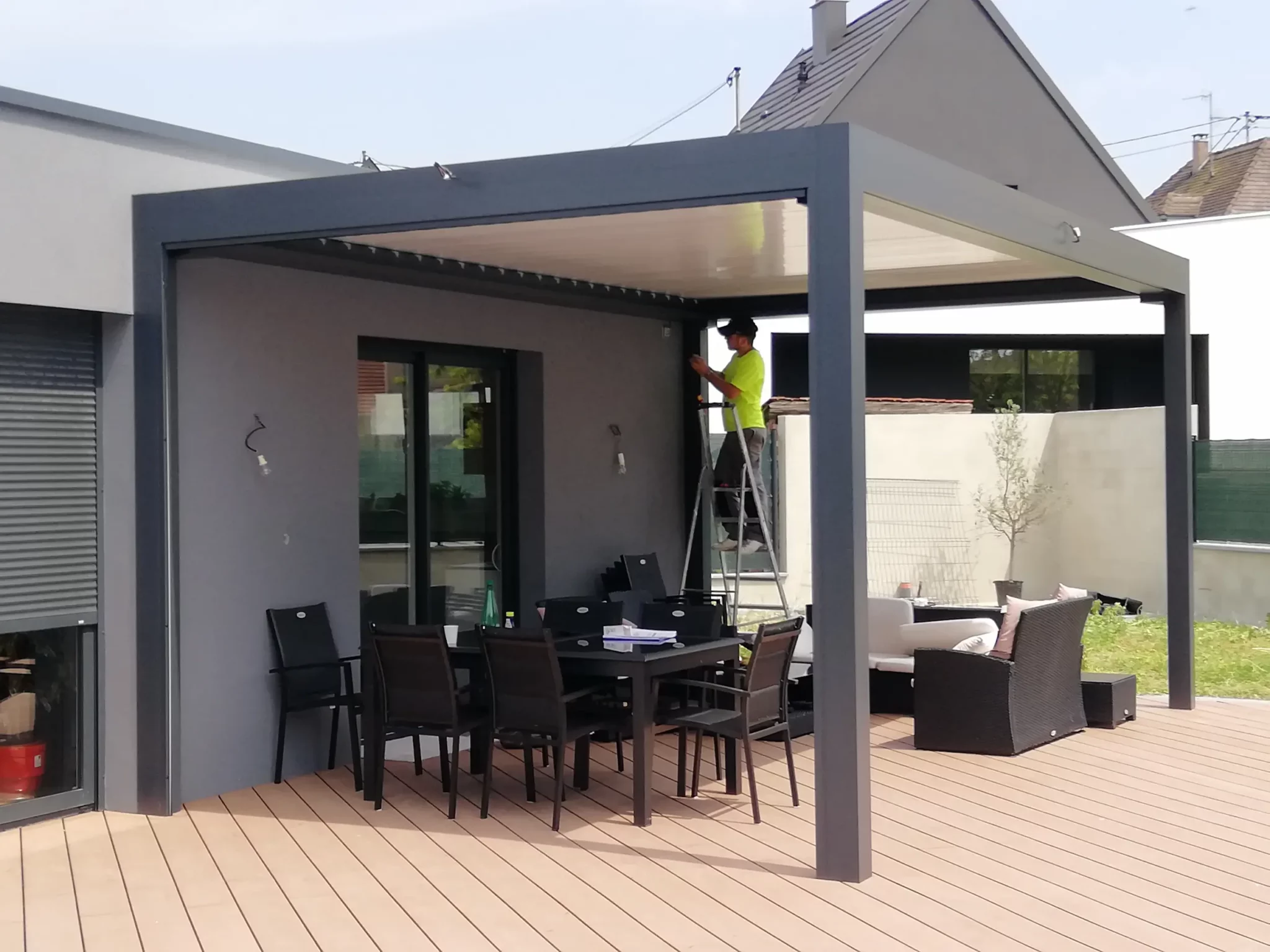 Pergola bioclimatique adossée à la façade pour protection solaire à Benfeld.