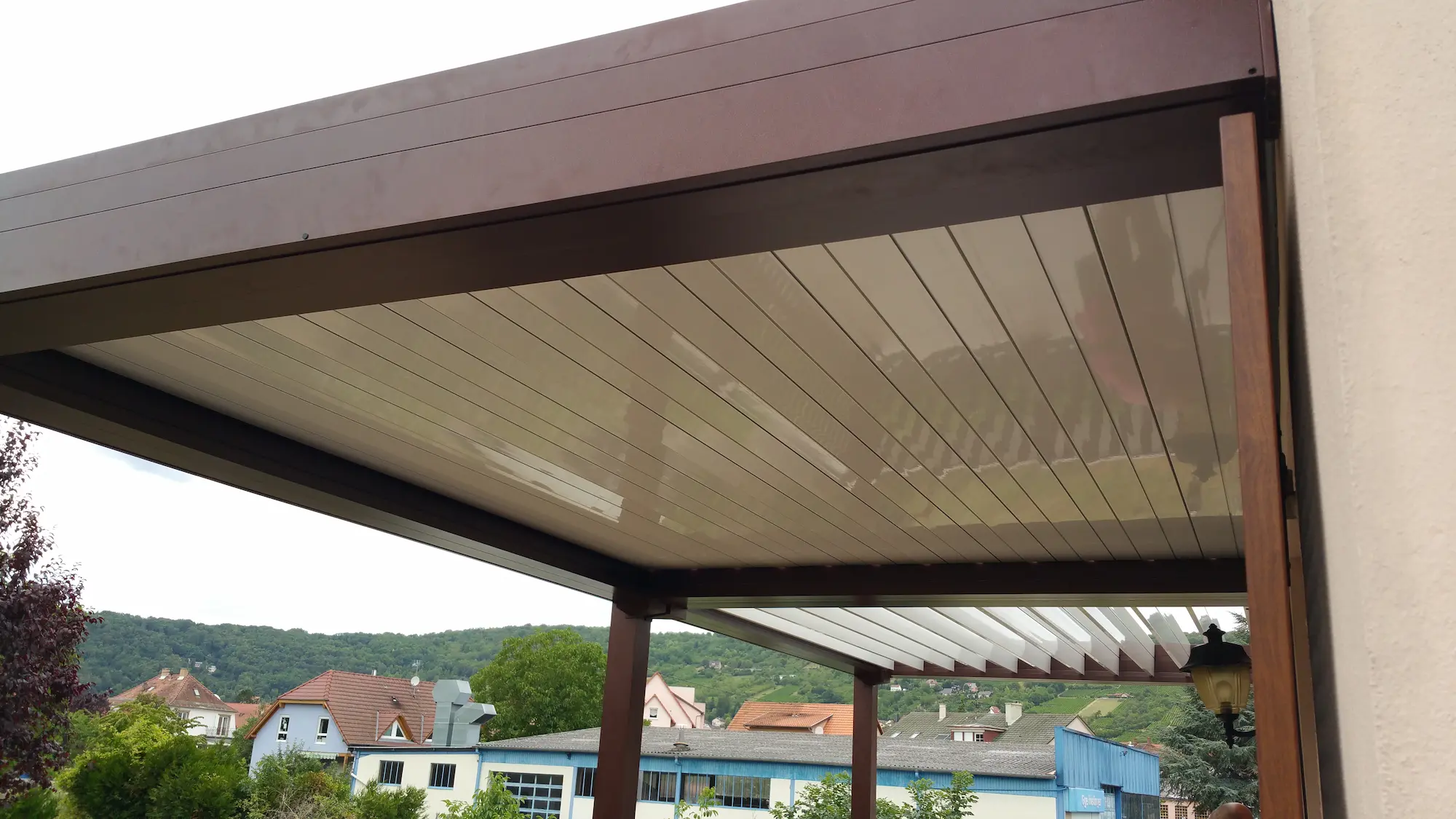 Réalisation d'une pergola alu à lames motorisées pour maison moderne à Obernai.