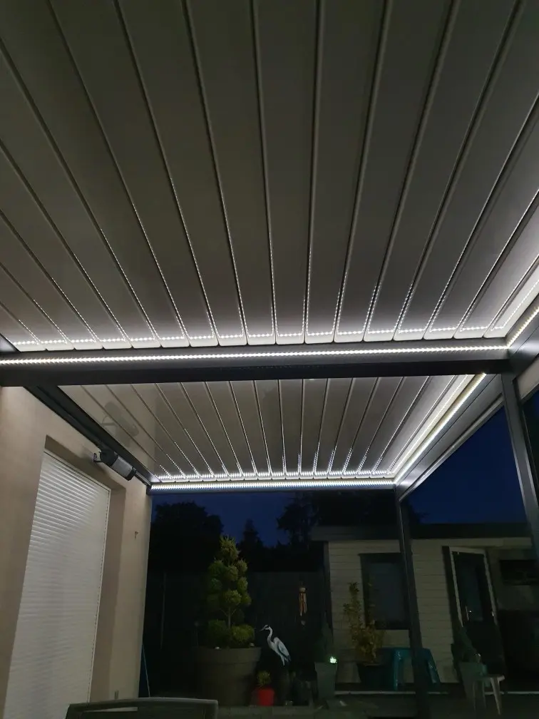 Détail de l'éclairage LED sur lames de pergola bioclimatique en Alsace.