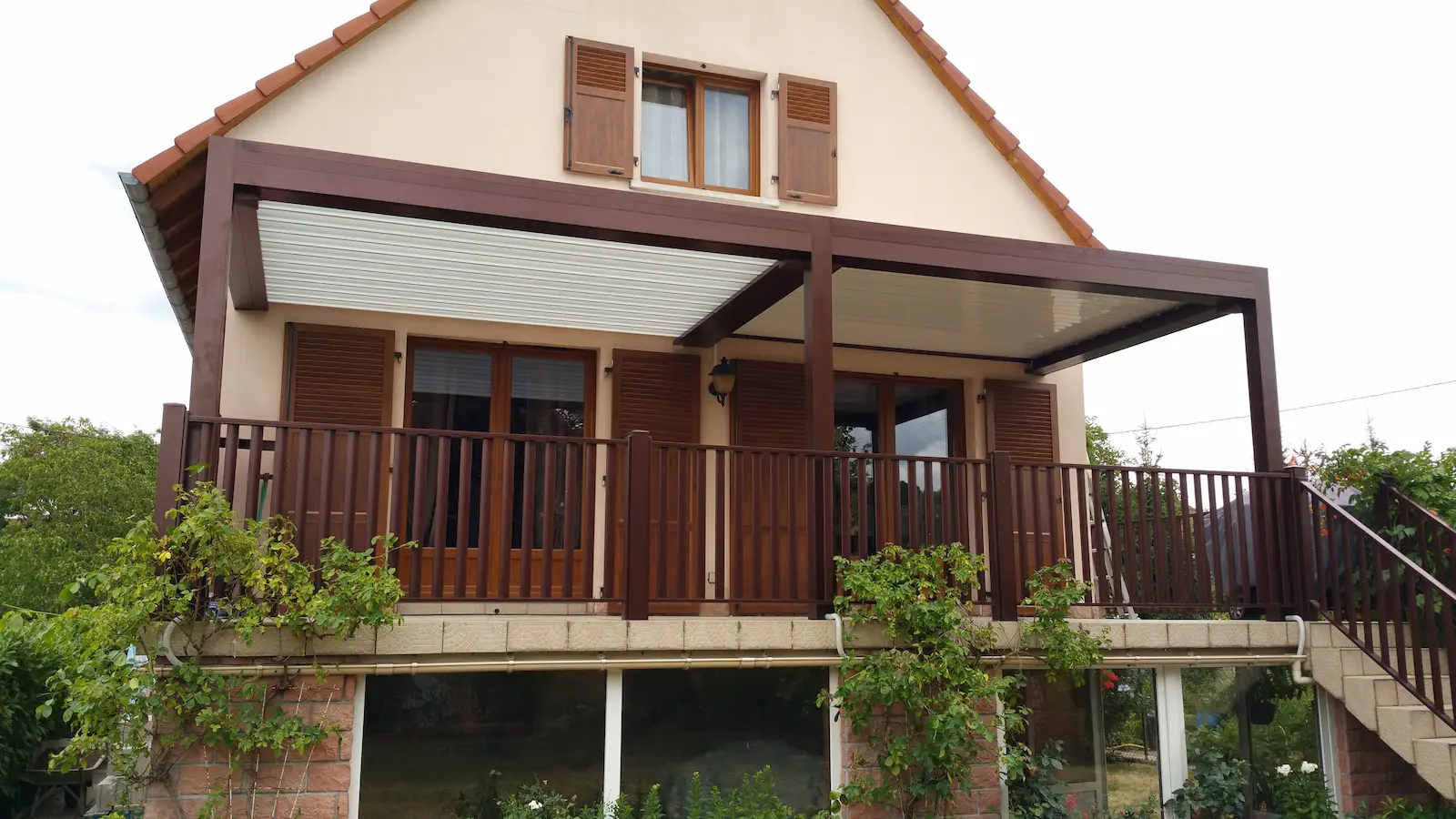 Pergola bioclimatique sur-mesure avec gestion de l'ensoleillement à Selestat.