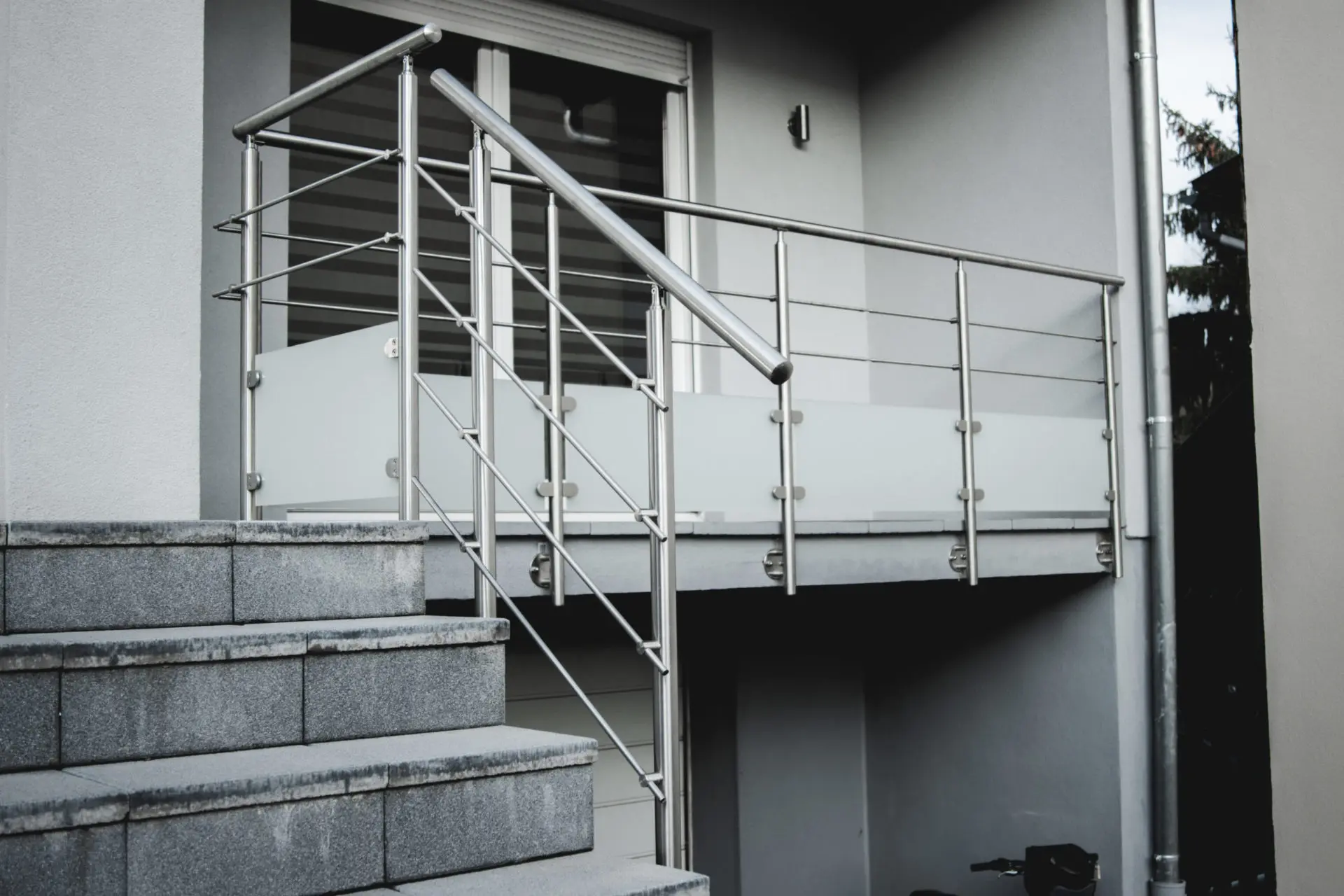 Vue panoramique d'un garde-corps en aluminium brut avec remplissage en verre dépoli, parfaitement intégré à l'architecture d'une maison à Andlau par Activ'Est